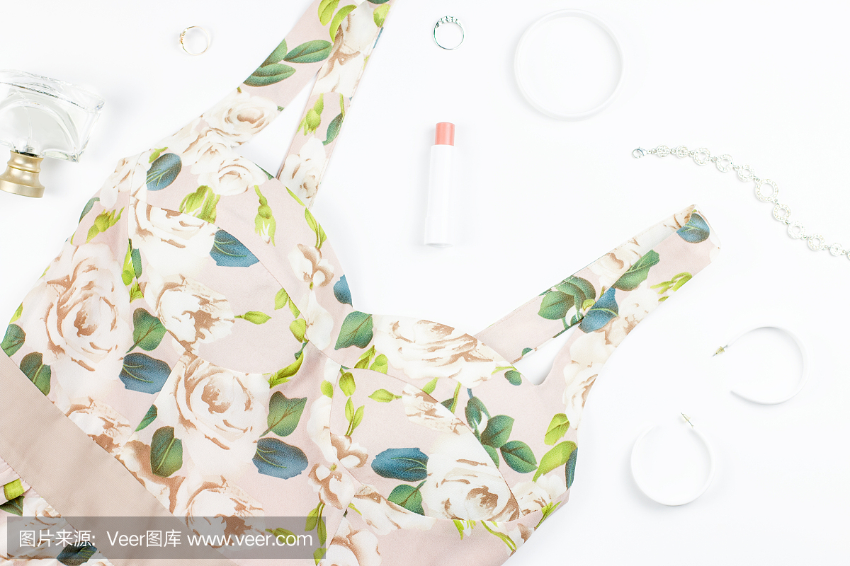 女人夏天的裙子,配件和组成物品平躺在白色的