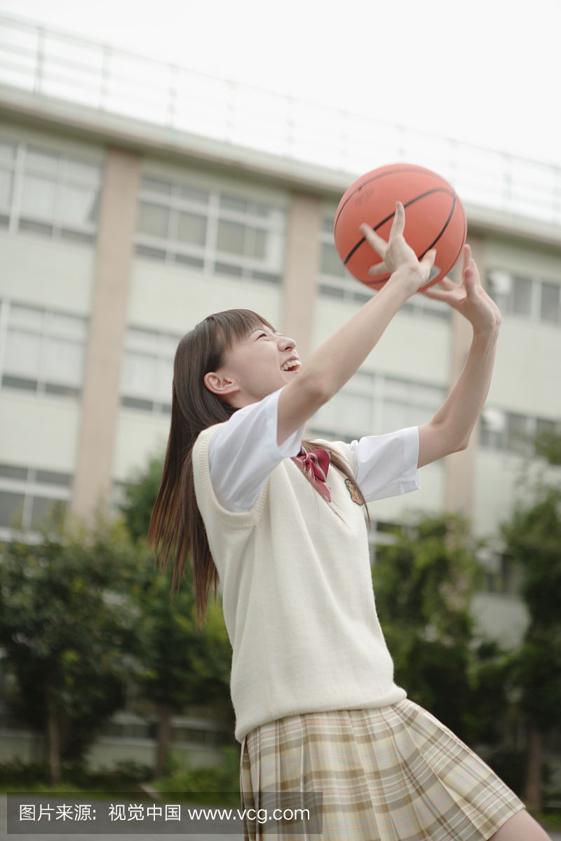 高中女生在校园里打篮球