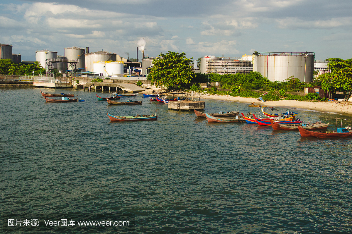 工厂或植物附近的水与船。马来西亚工业区