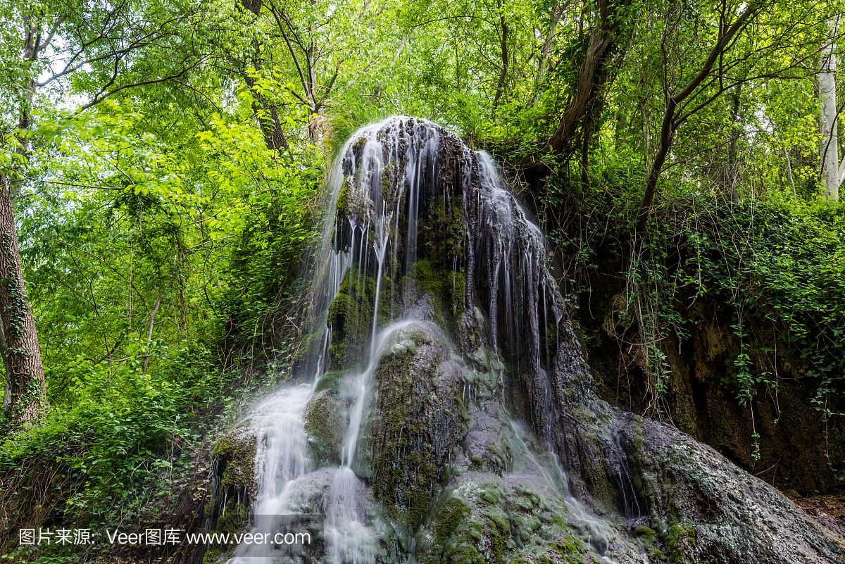 瀑布从石头修道院,萨拉戈萨,西班牙。