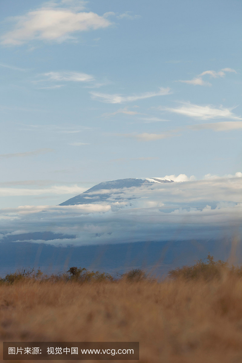 乞力马扎罗山是非洲最高的山脉,在肯尼亚安博