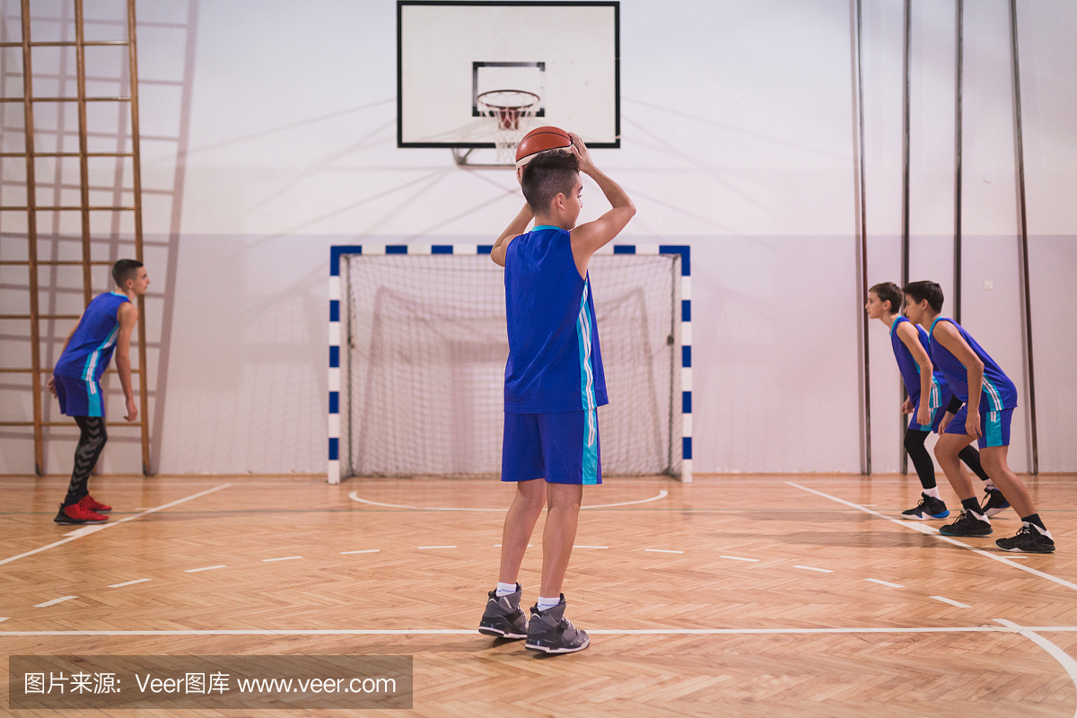 男孩打篮球和举办训练班