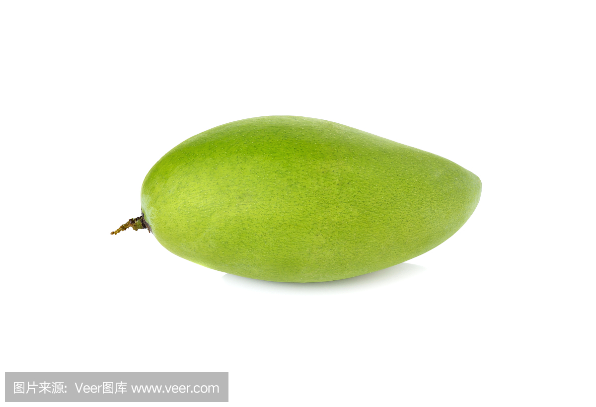 生的青芒果在白色背景上