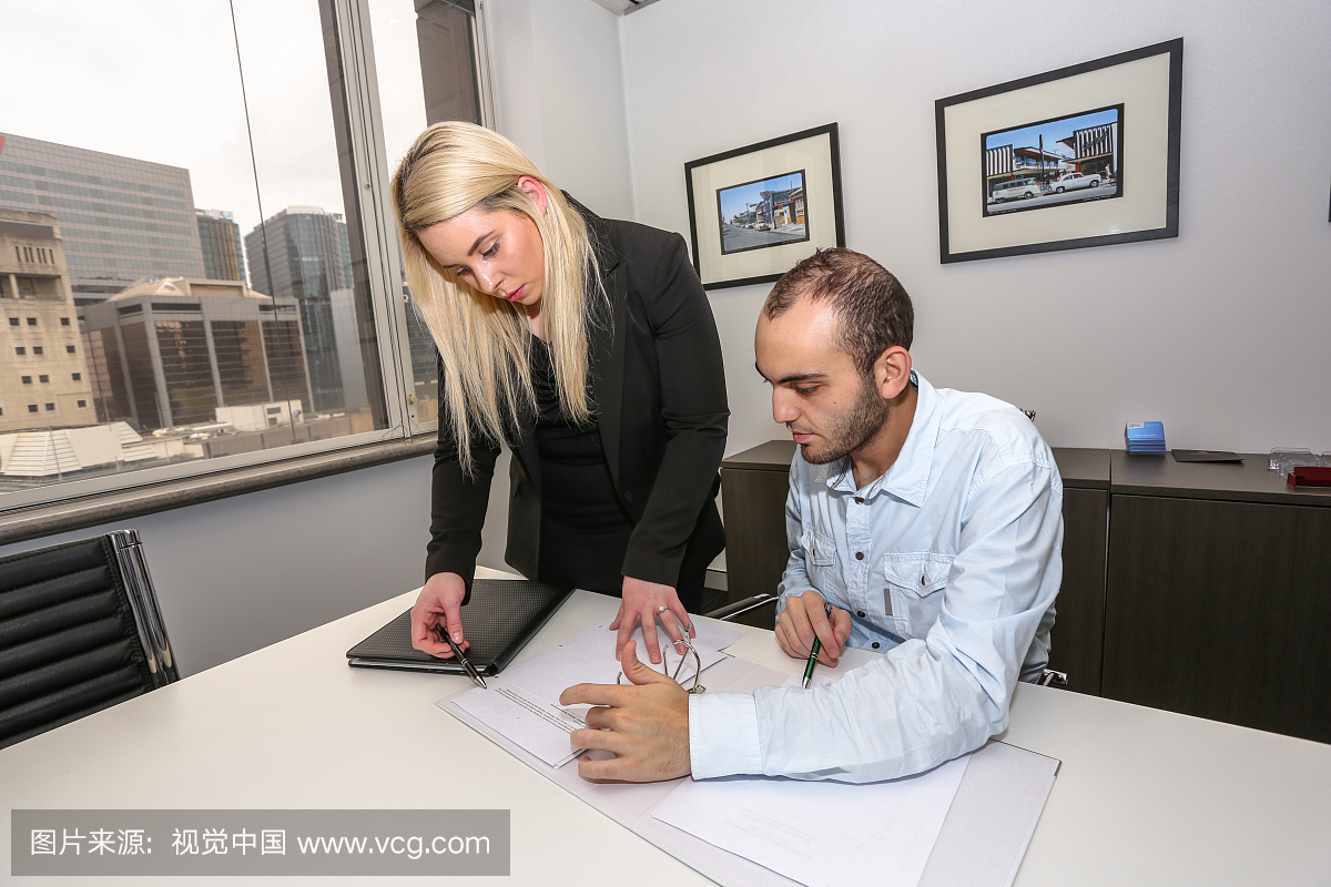 在与客户制定战略时,女性领导人会计算计算结