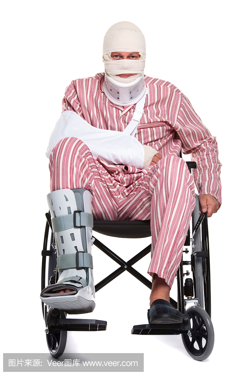 坐在轮椅上的人腿断骨,绷带头和手臂