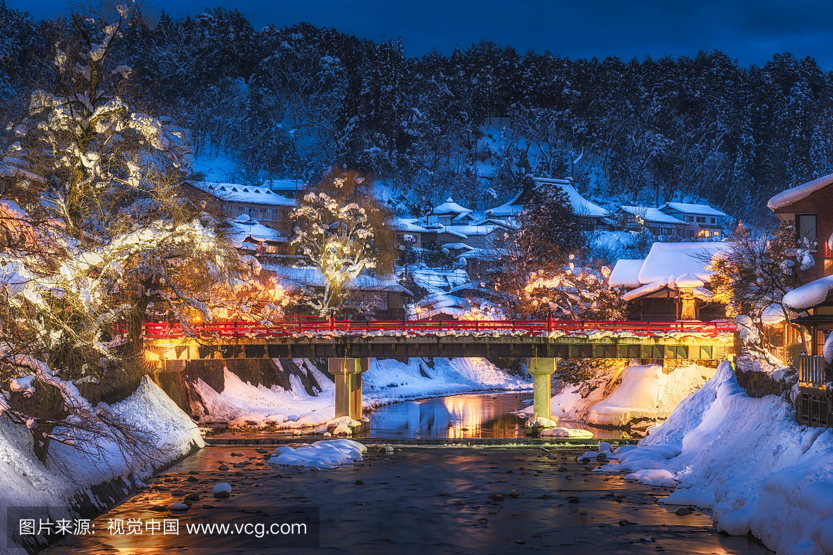 中桥在雪冬季在高山市