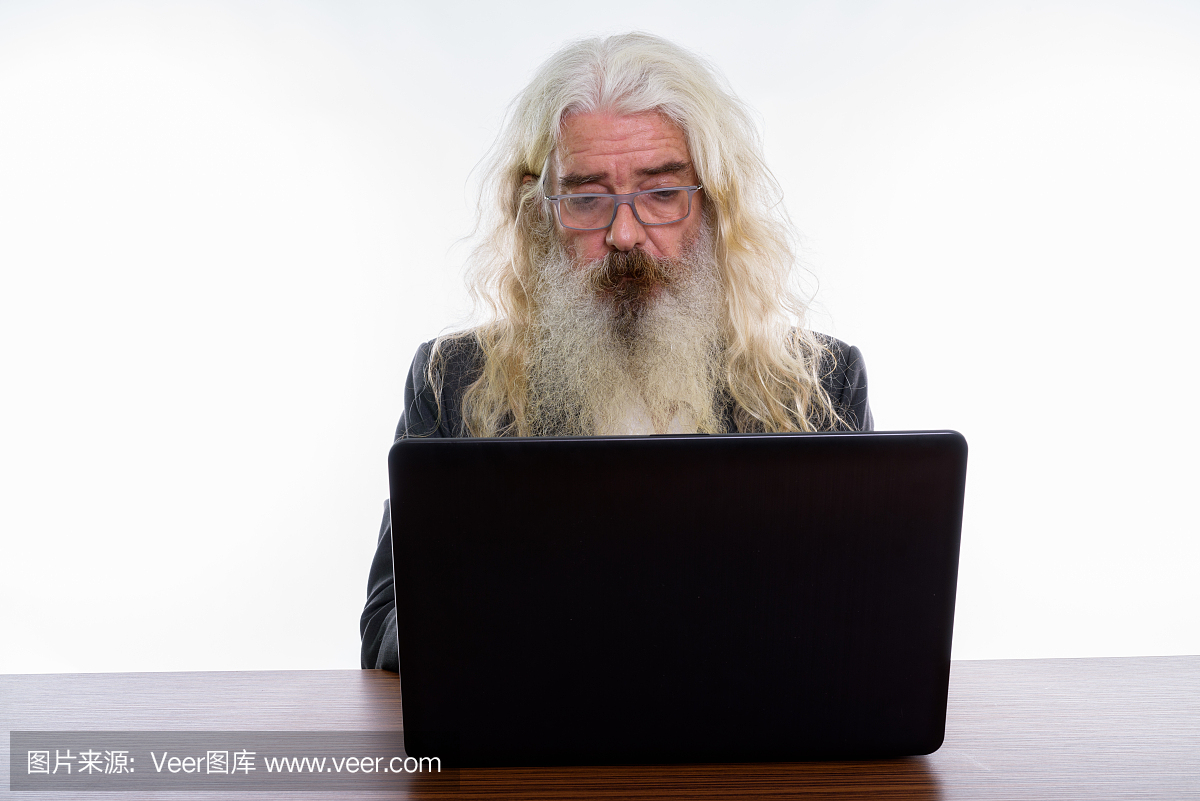 在电脑上看笔记本类型的高级木桌短发的工作室商人女士烫发胡子图片