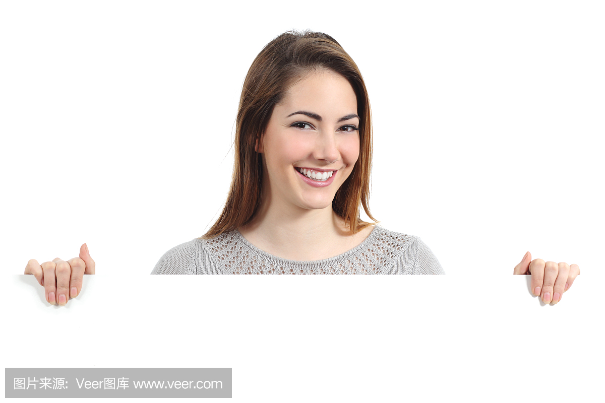 美丽幸福的女人微笑着拿着一张空白的标语牌