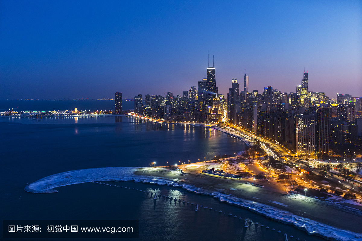 美国,伊利诺伊州,芝加哥。在冬天城市的空中黄