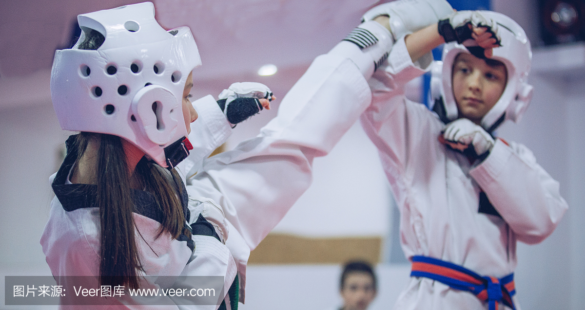 两个孩子在跆拳道训练