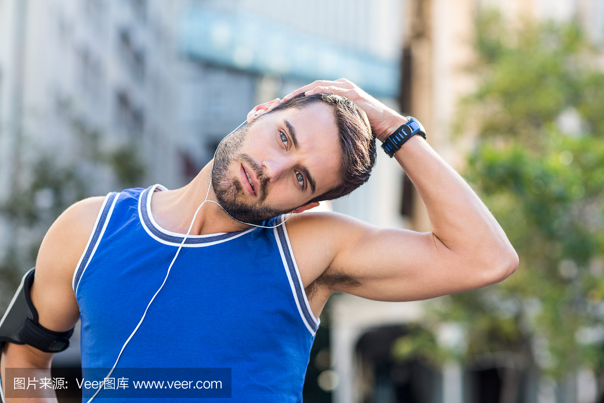 一个看起来很帅的运动员