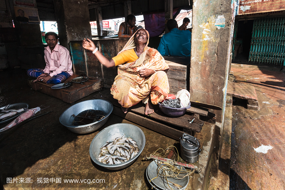 鱼和唱歌的女人在同一时间,Rangamati鱼市场,