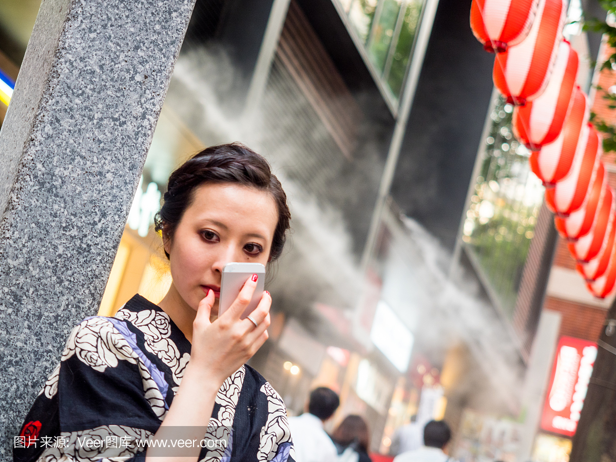 日本浴衣女士在手机上检查邮件。