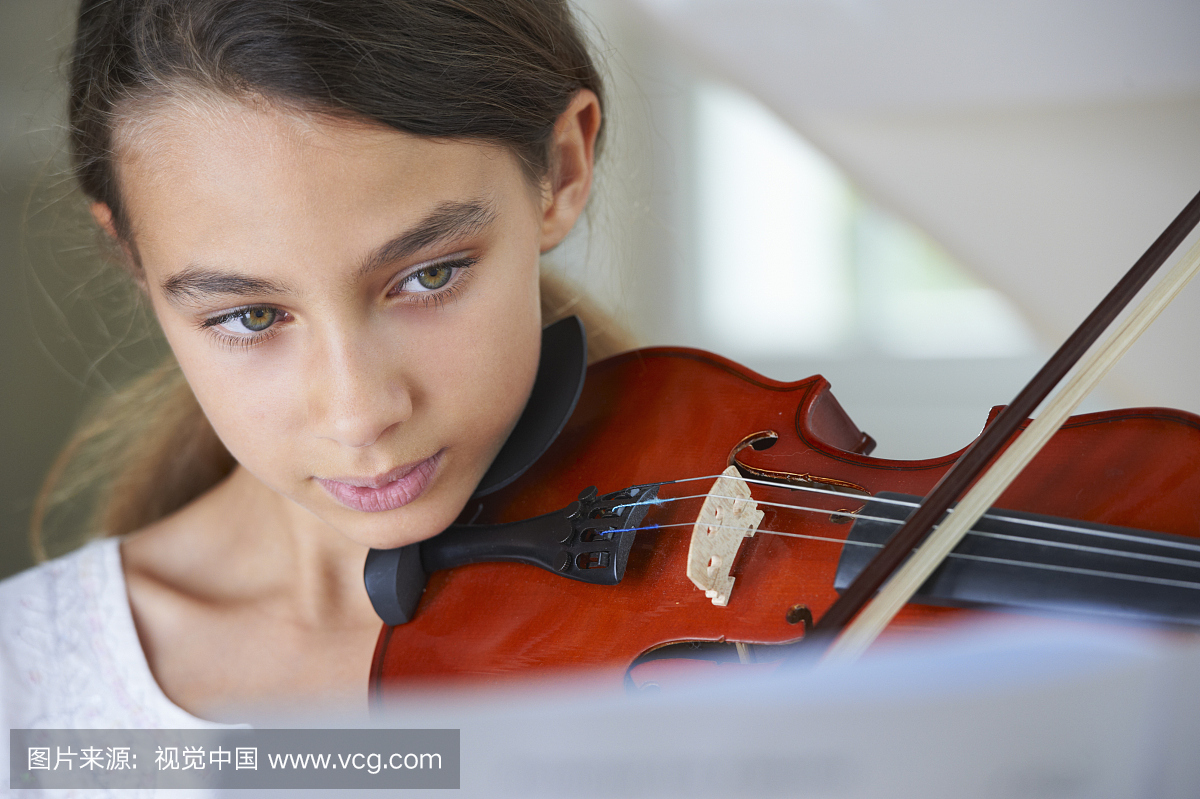 严肃的女孩演奏小提琴