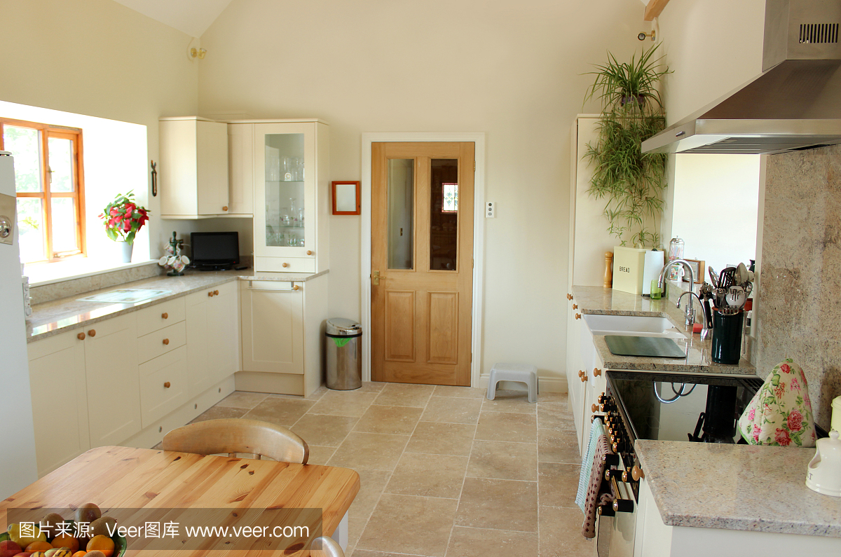 乡村厨房,花岗岩台面,炊具,瓷砖地板,松木桌