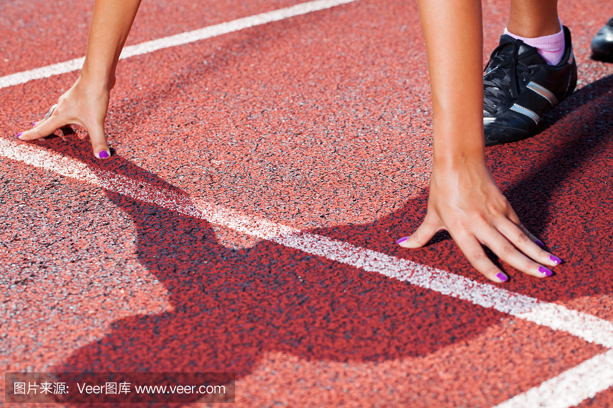 女子短跑运动员在起跑线上