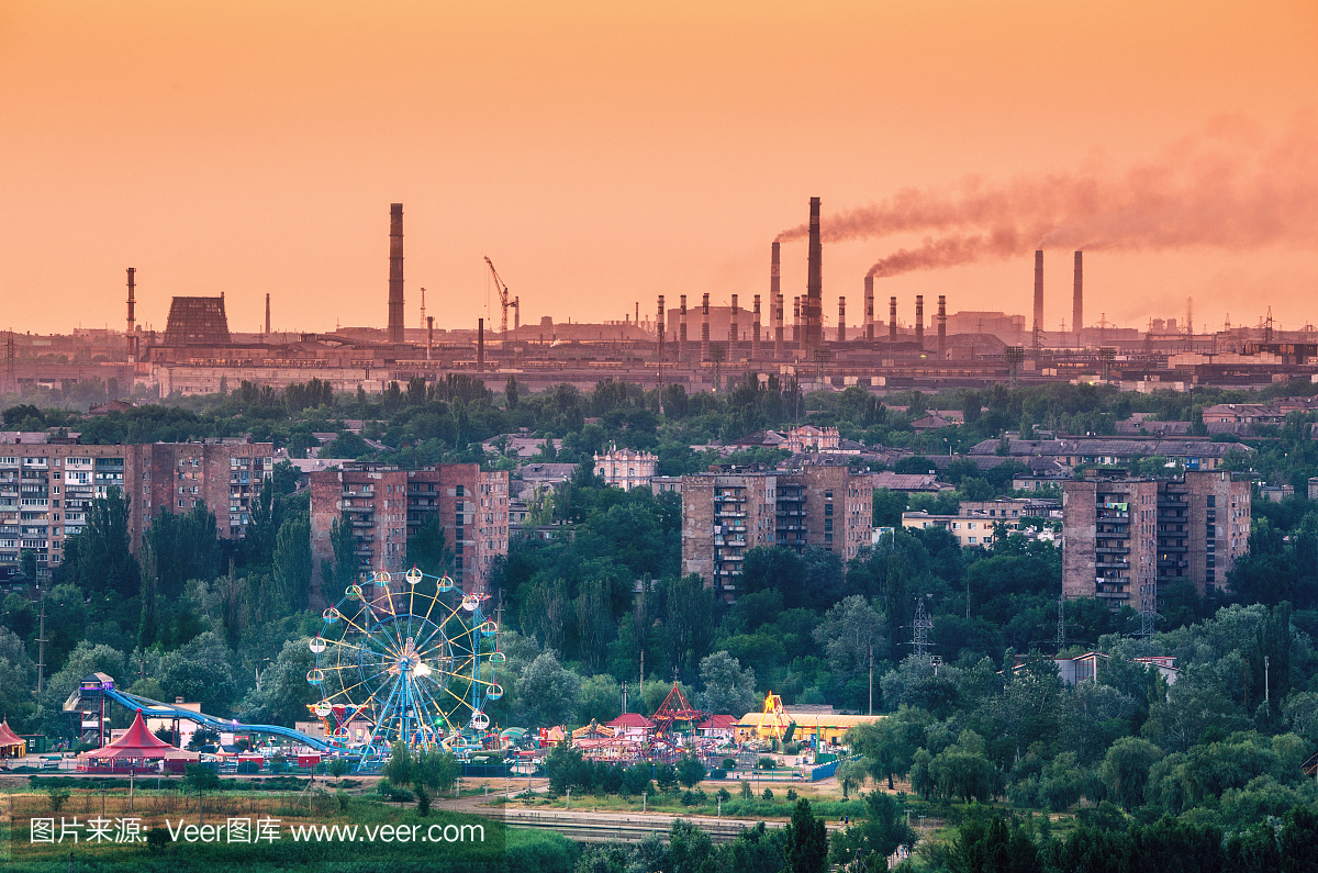 有弗累斯大转轮和大厦的冶金学植物背景的有烟