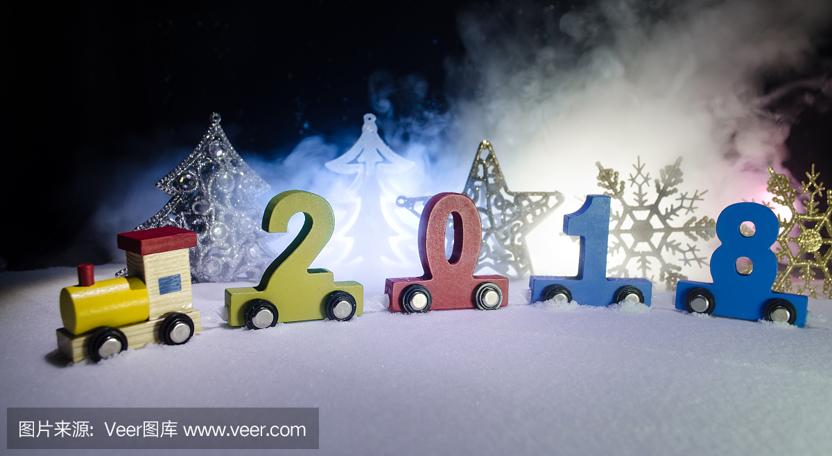 2018年新年快乐,木制玩具火车上载着2018年的