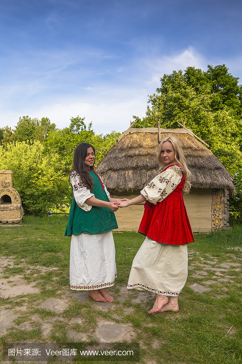 两个年轻的乌克兰妇女在院子里的民族服饰