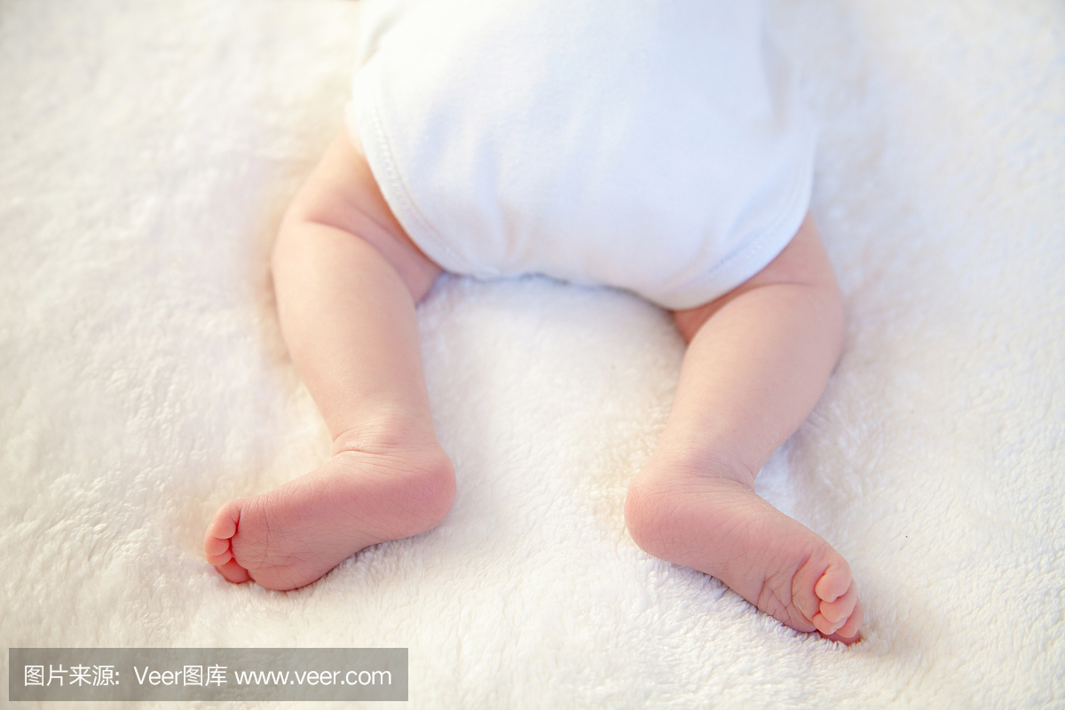 新生婴儿腿在床上