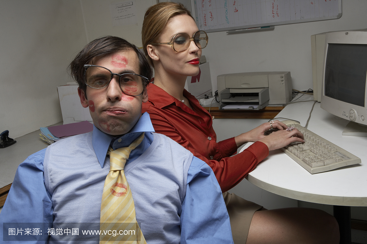 女性同事坐在口红上的男性上班族