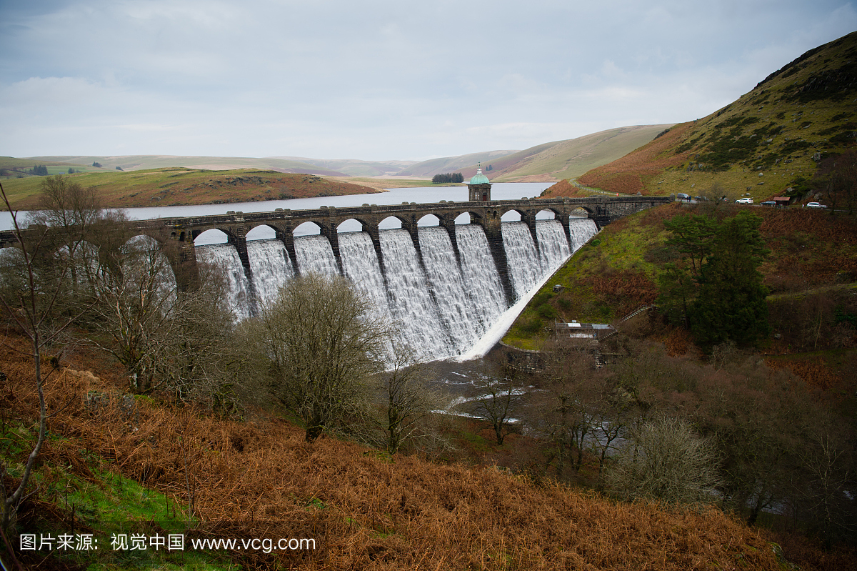 英国天气:威尔士Caban Coch库的戏剧性超越