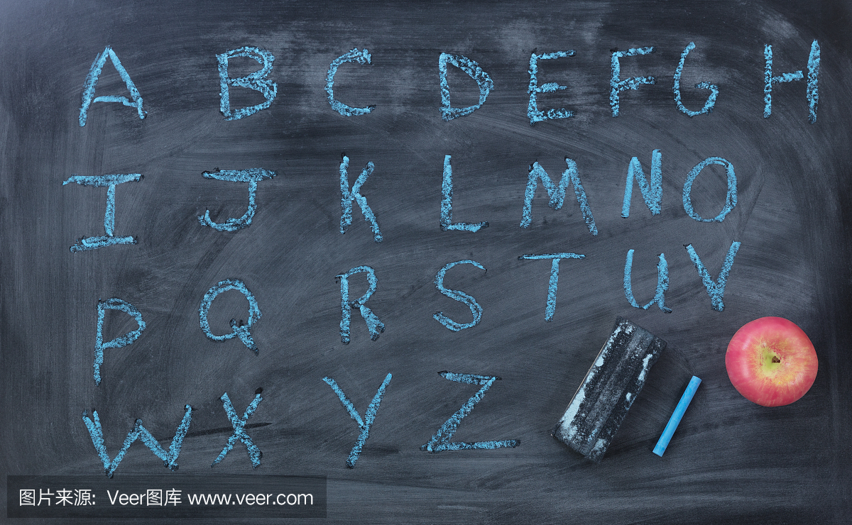 英文字母写在粉笔板上用橡皮擦和苹果