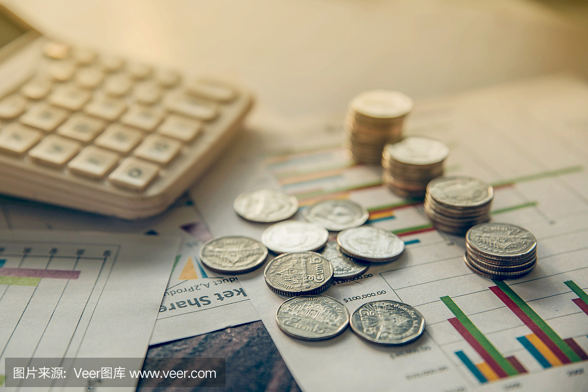 总结报告和财务分析概念和计算器与泰国硬币在