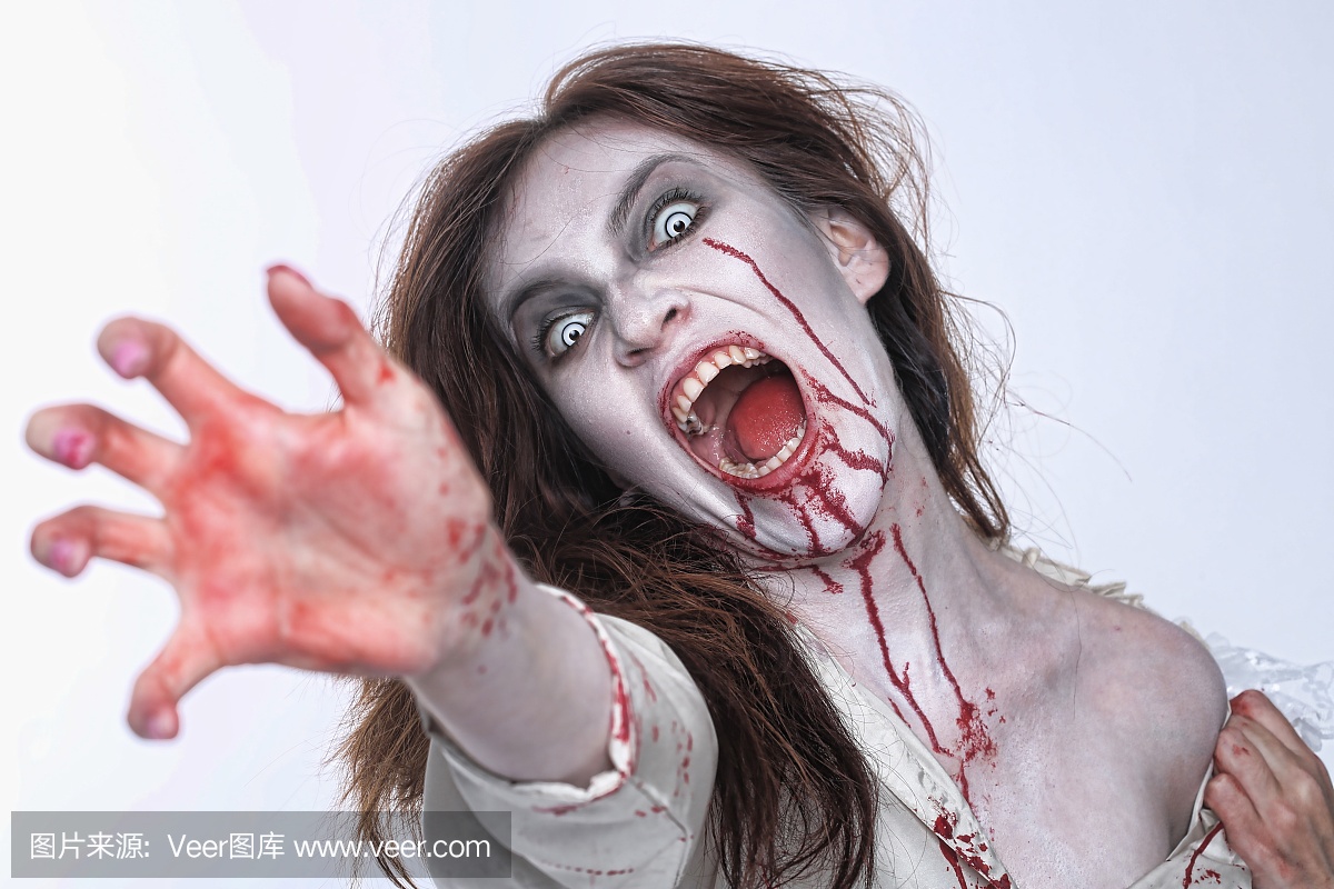 流血的女人在一个恐怖主题的图像抓住