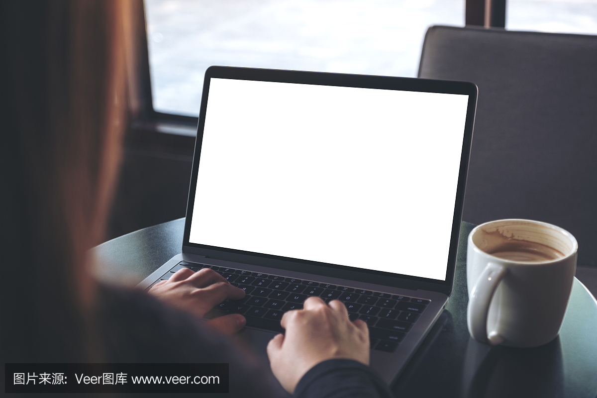 女商人使用和在空白的白色屏幕上的笔记本电脑