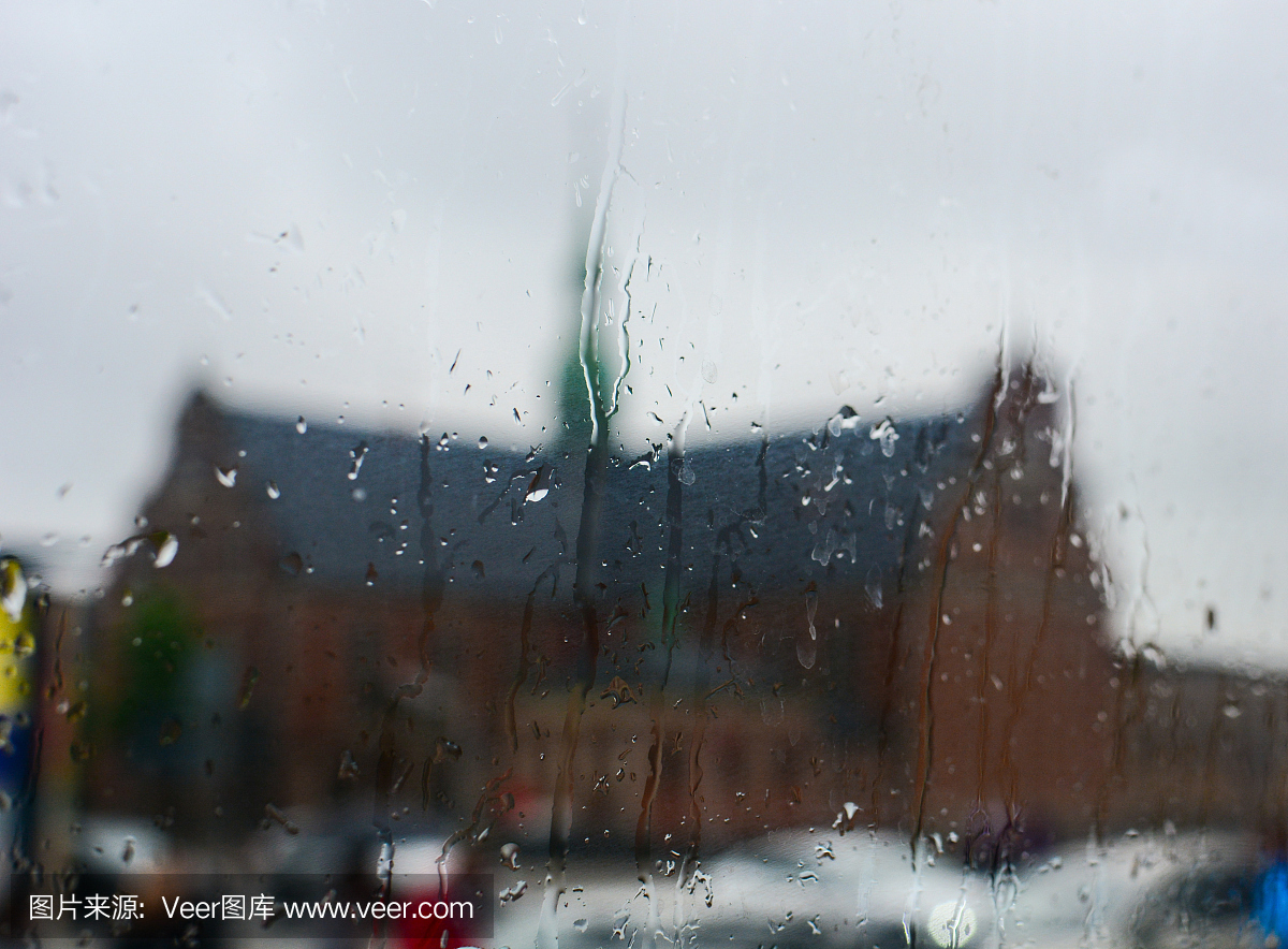 与雨滴在窗口后面的老建筑