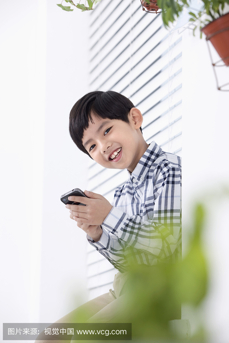 一个男孩玩手机,韩国人