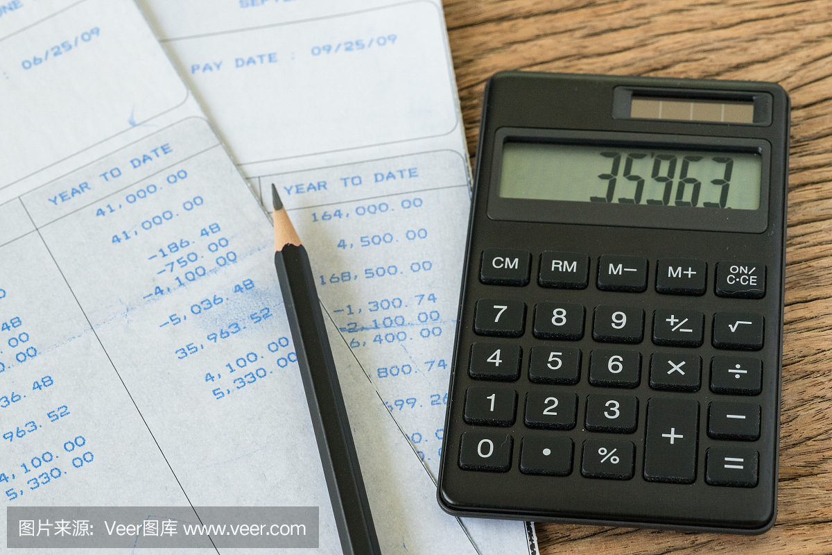 财务办公室工资人或税计算概念作为黑色计算器