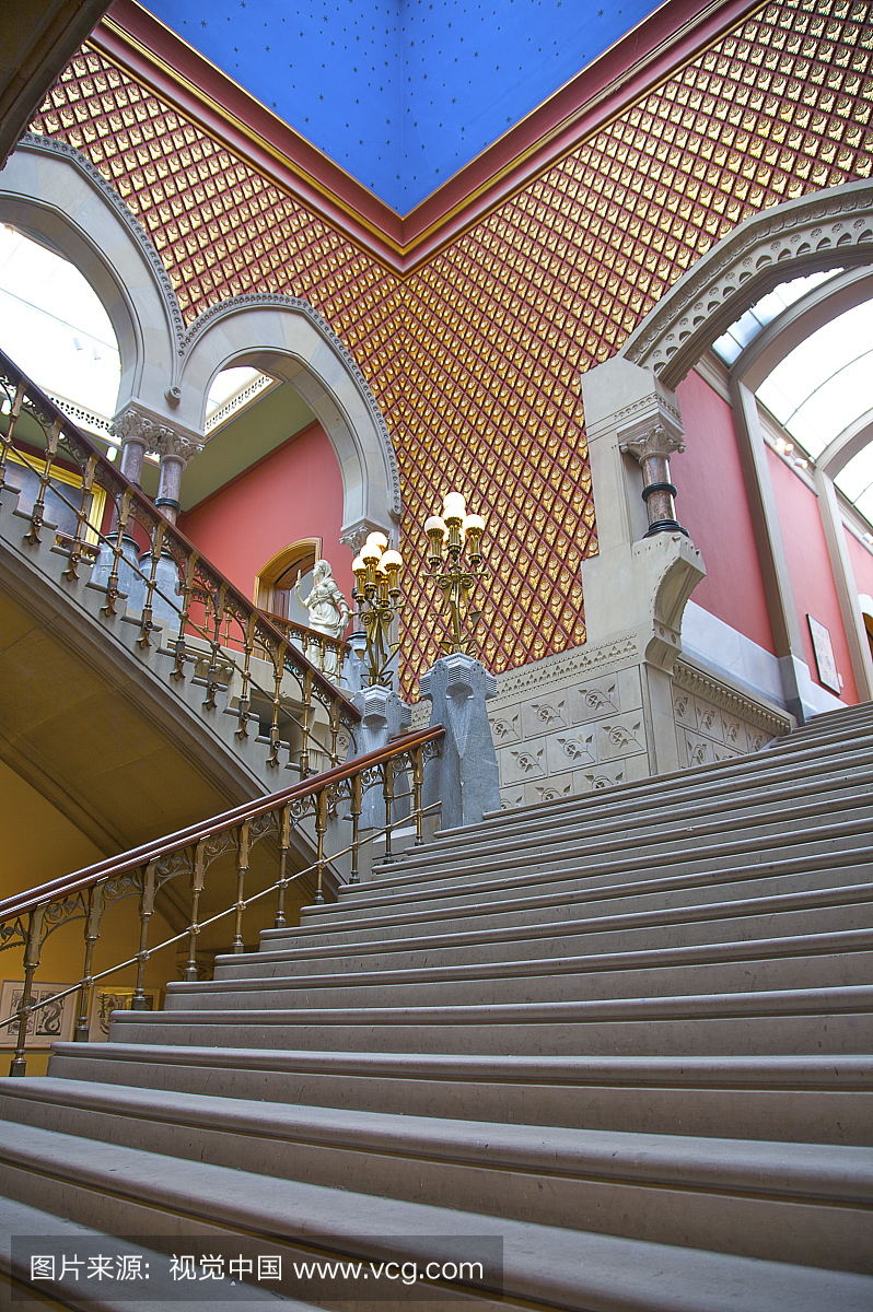 内部与宾夕法尼亚美术学院的主楼梯,金色的花