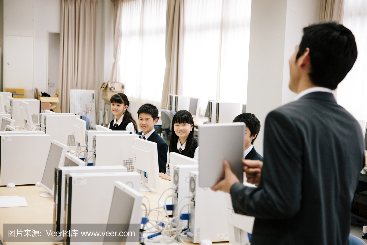 高中班和老师使用平板电脑,日本