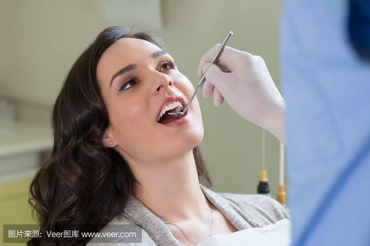 在牙医诊所进行牙齿检查