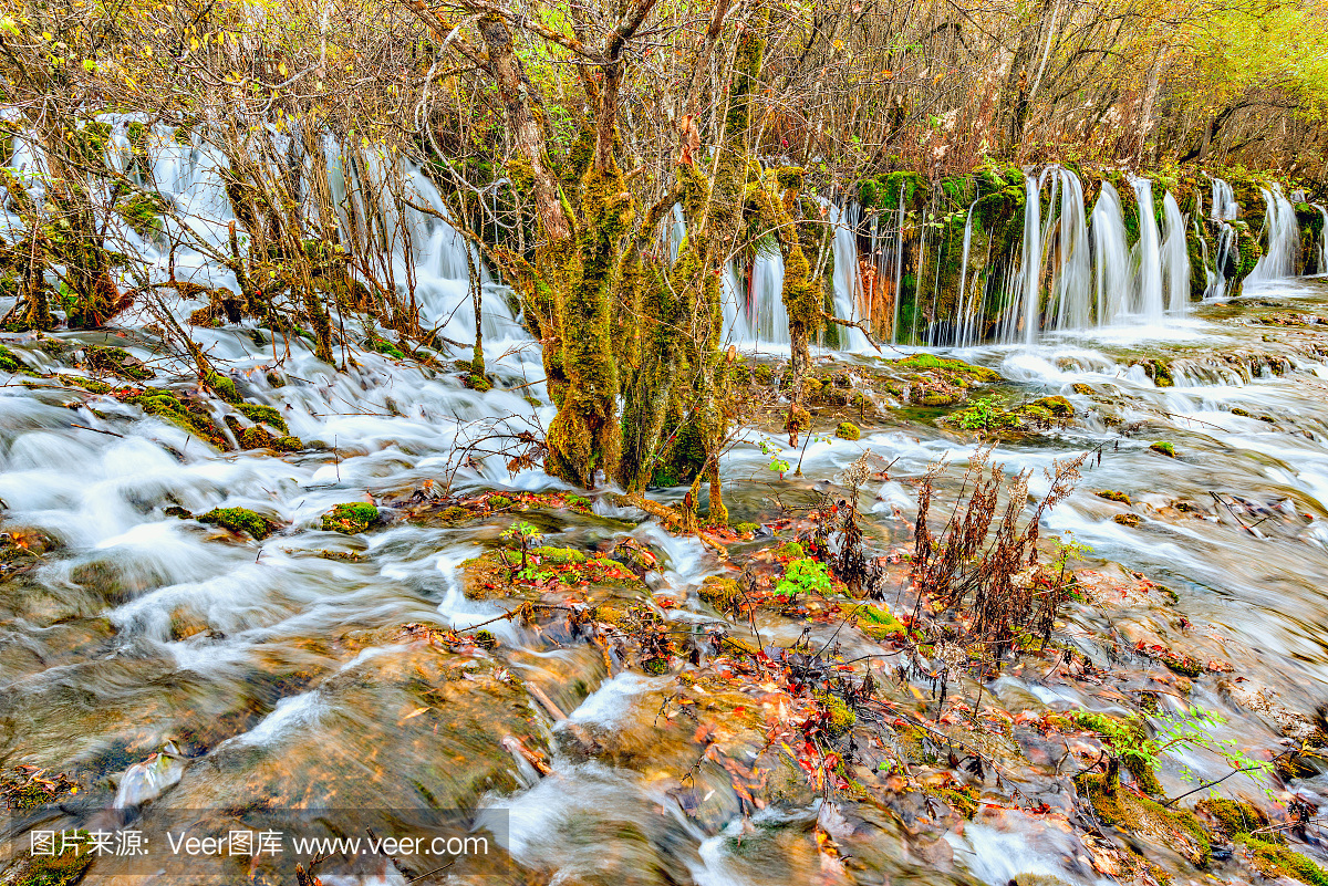 瀑布的秋天的视图与纯净的水在日出时间。