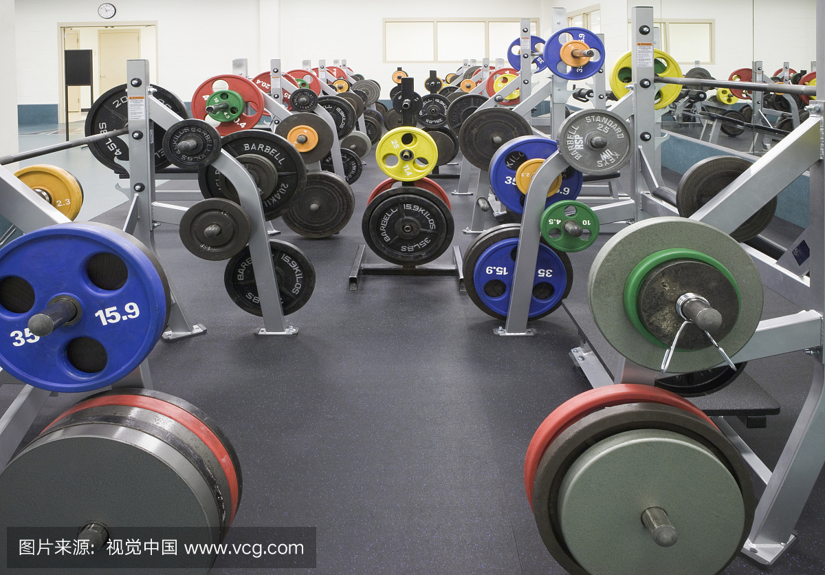 体重长凳在健身房