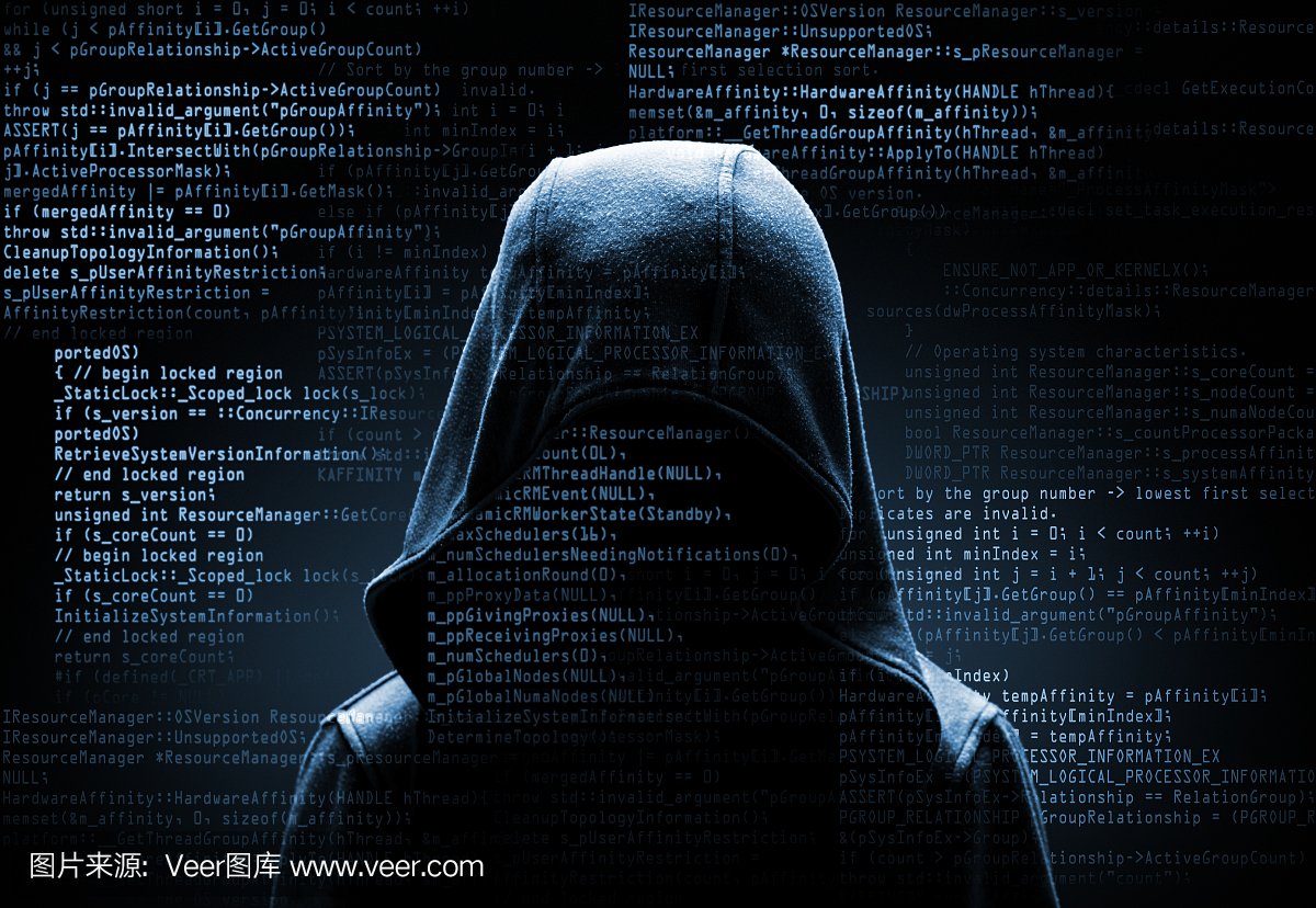 连帽电脑黑客在阴影中与程序代码
