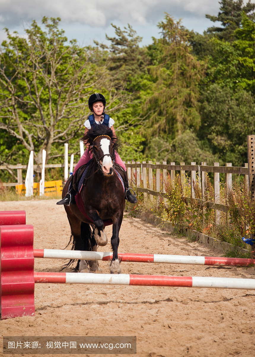女孩骑马小马小跳