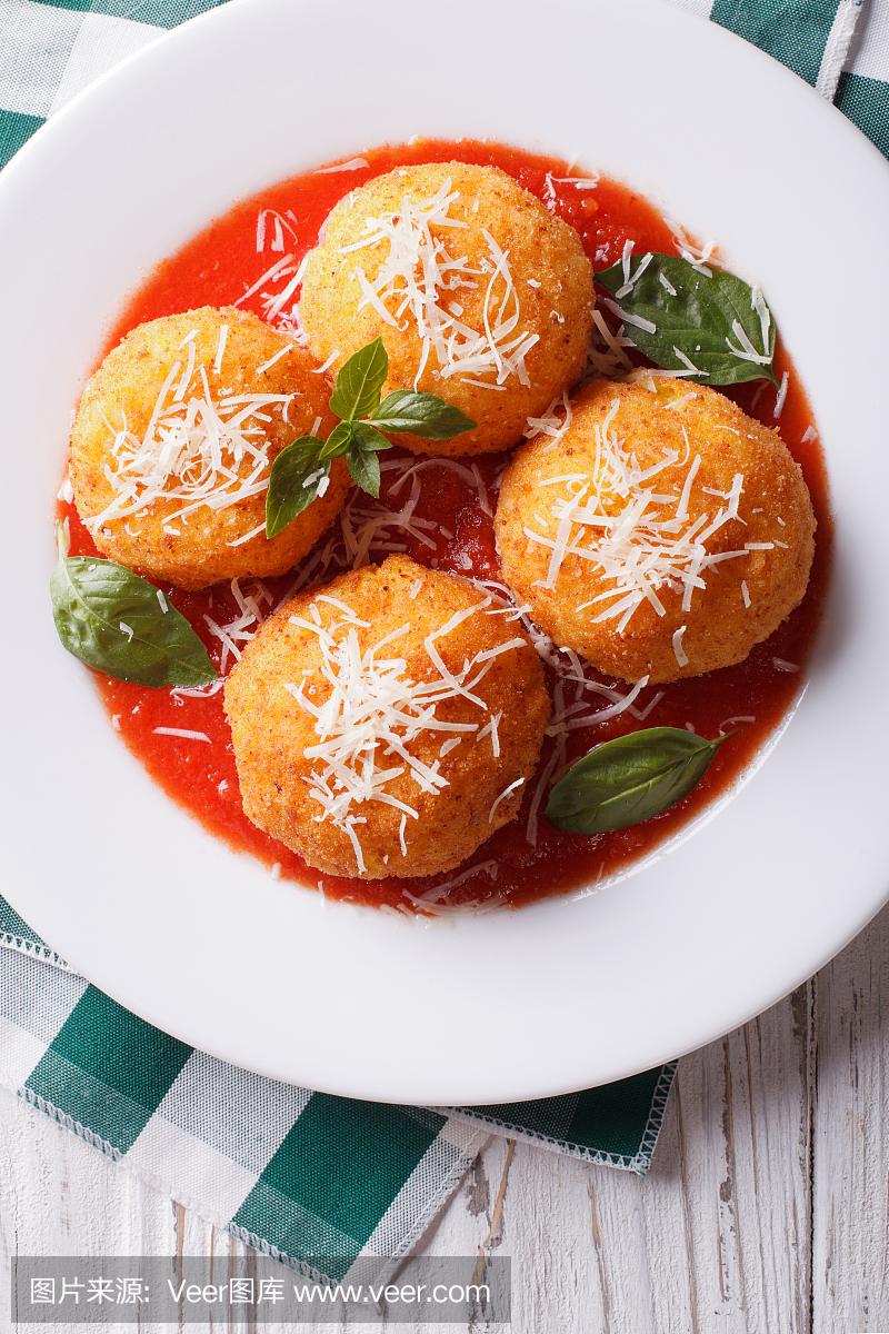 油炸arancini米球与番茄酱特写镜头。垂直于