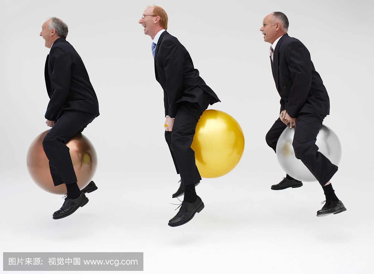 成一排,排一列,一个接一个的,相继的