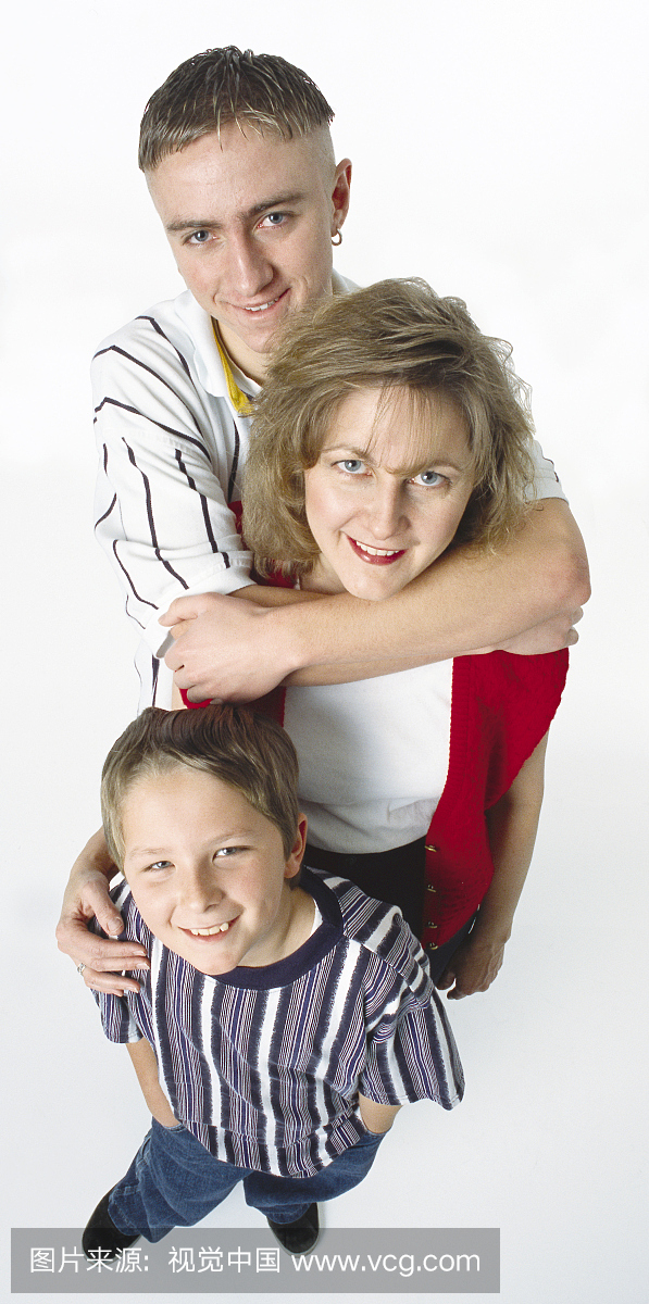 一个白人十几岁的男孩和他的弟弟由他们的单身