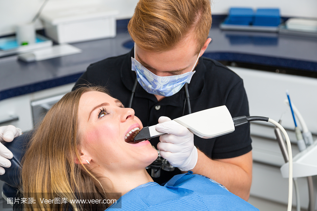 牙科医生用CEREC扫描仪扫描患者的牙齿