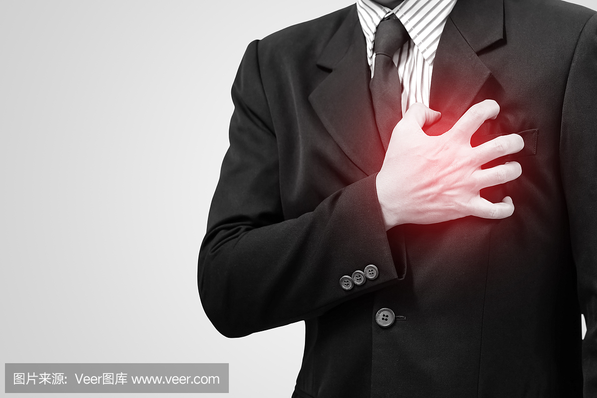 亚洲商人心脏病症状。胸部疼痛在左边