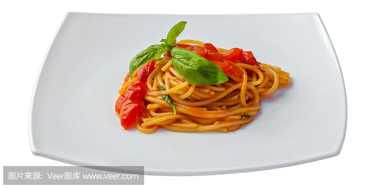 意大利面配番茄酱和罗勒孤立在白色背景上