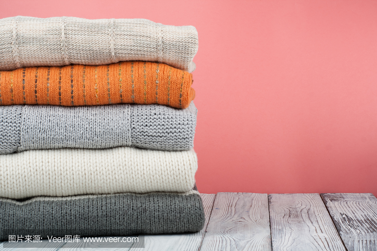 针织羊毛毛衣。堆的针织的冬季,红色,秋天的衣