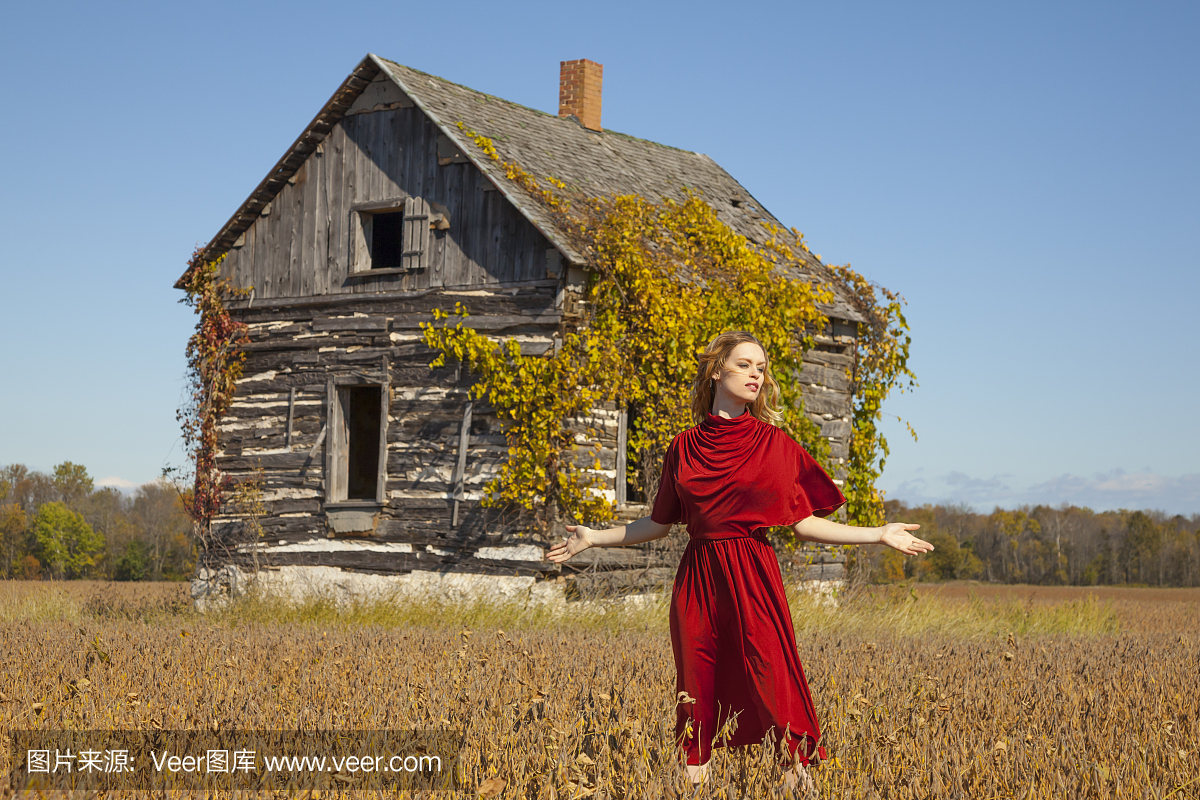 时尚的女人在长的红色连衣裙,秋天的设置