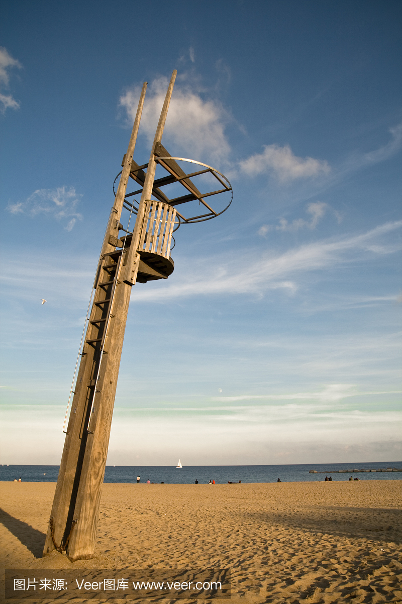 保护塔在巴塞罗那海滩,西班牙。