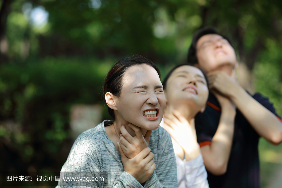 颈部疼痛。人们抱着痛苦的表情脖子